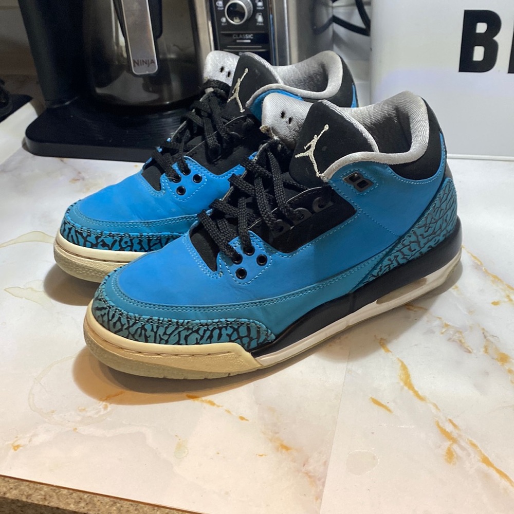 Jordan 3 powder blue size 6y (grade school)